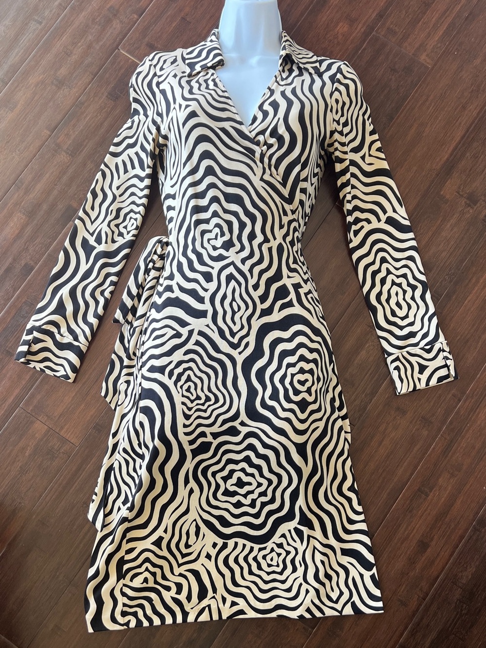 Diane von Furstenberg Floral Black Cream Zebra Silk Wrap Dress Size 4